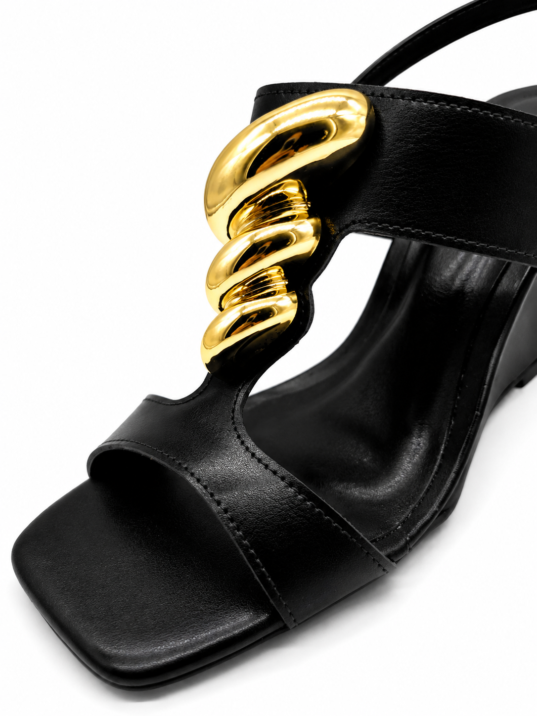 Essence Preto detalhe em Dourado Salto — ângulo 6